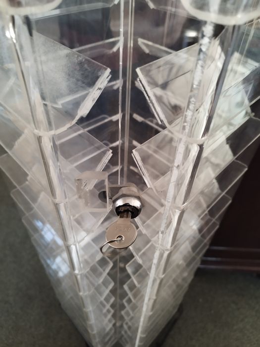 stojak ekspozycyjny obrotowy na małe drobne przedmioty