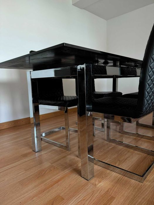 Mesa de jantar extensível em vidro temperado preto + 4 cadeiras almofadadas