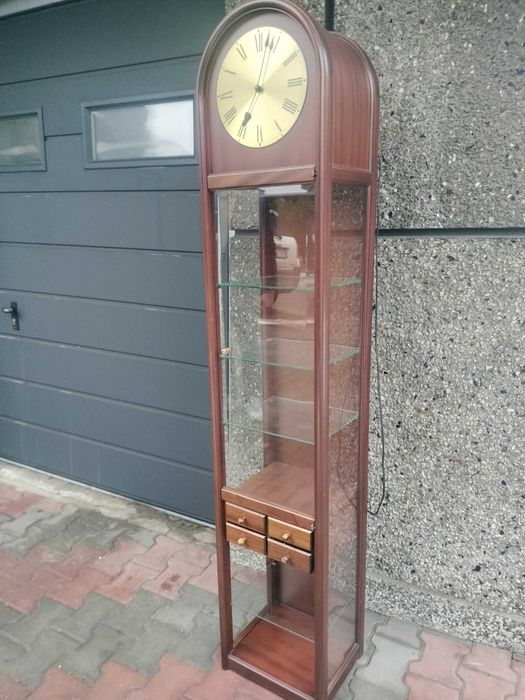 zegar stojący z witryną