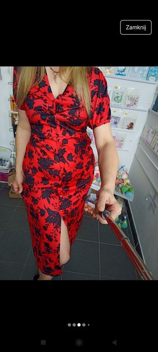 River Island czerwona sukienka w czarne róze .