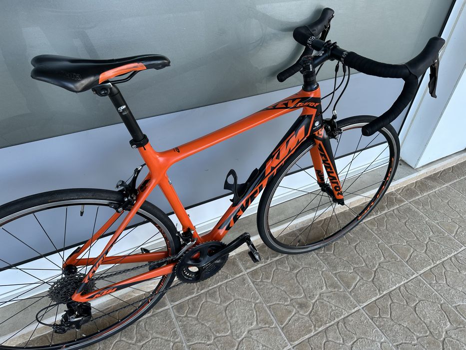 Bicicleta de estrada KTM - carbono