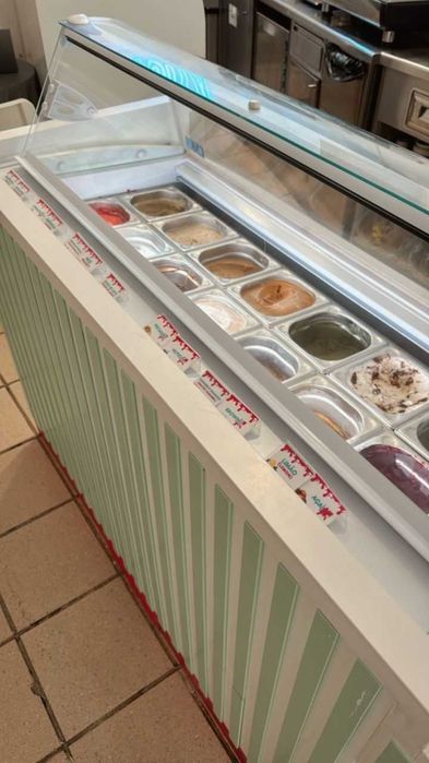 Trespasse Cafetaria e Geladaria totalmente equipada. Parede/Cascais.