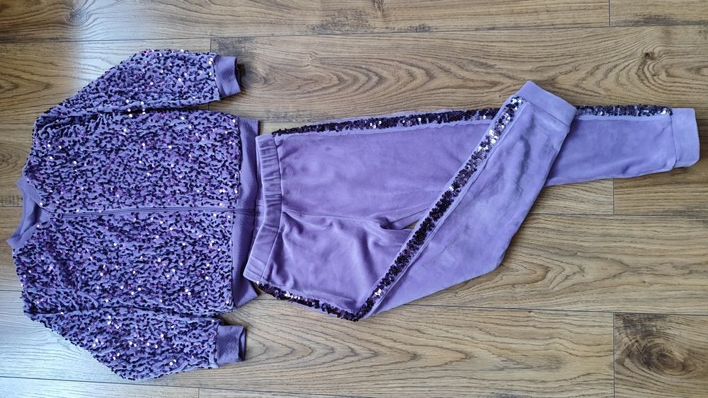 Welurowy dres z cekinami 128/134