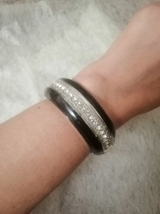 Металлический браслет, покрытие эмаль, камни в серебряном тоне