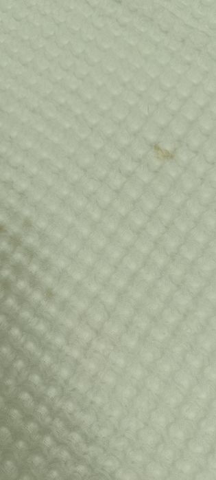 Manta de criança branca com folho e bonecos em cor de rosa . Tem umas