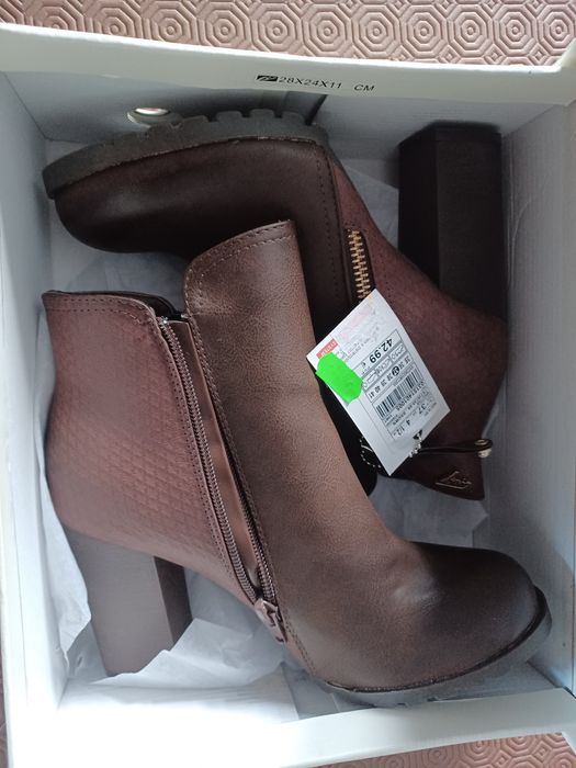 Botas castanhas novas