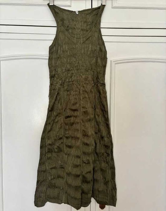 Vestido justo caqui efeito enrugado