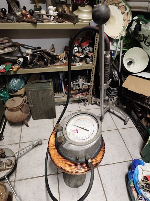 Antiga máquina de encher pneus