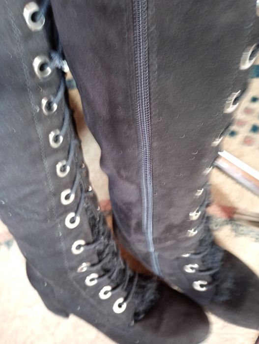 Ładne czarne buty damskie welurowe