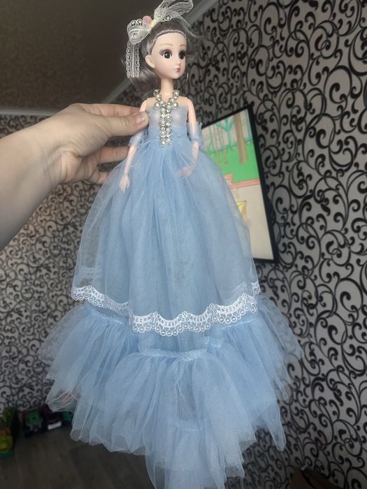 Лялька барбі у сукні