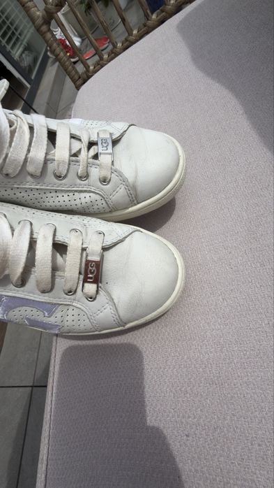 Butu snekersy ugg skora