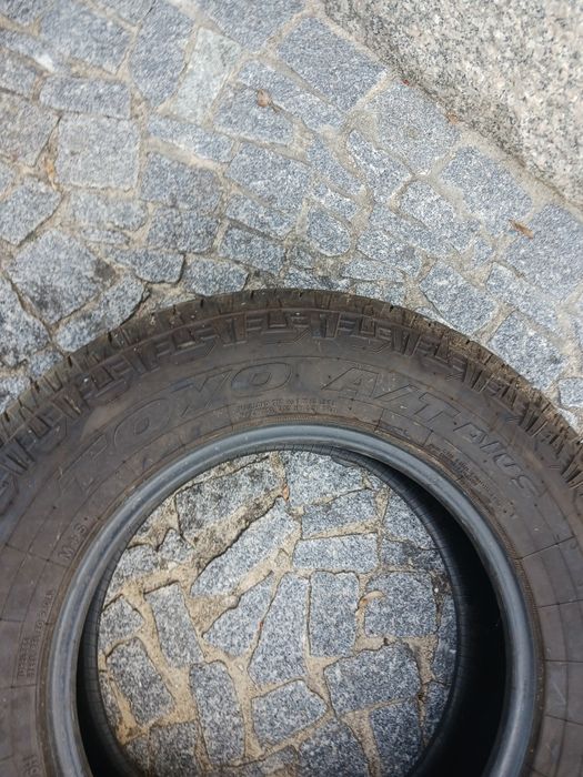 Vendo pneus semi-novos 195/80/15 Toyo