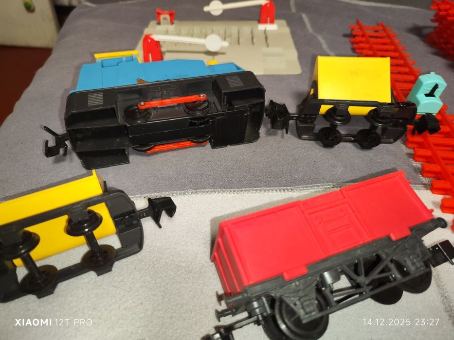 Продам игрушка железная дорога огонек