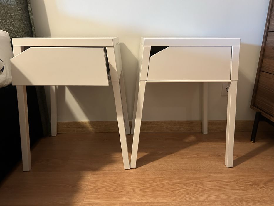 Duas mesas cabeceira Ikea