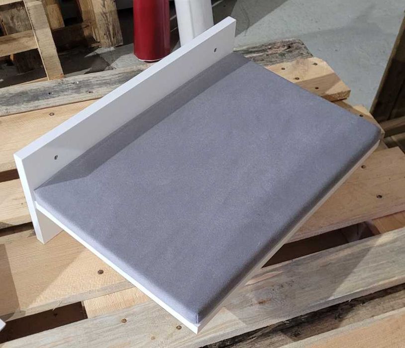 Białe legowisko dla kota + szara poduszka