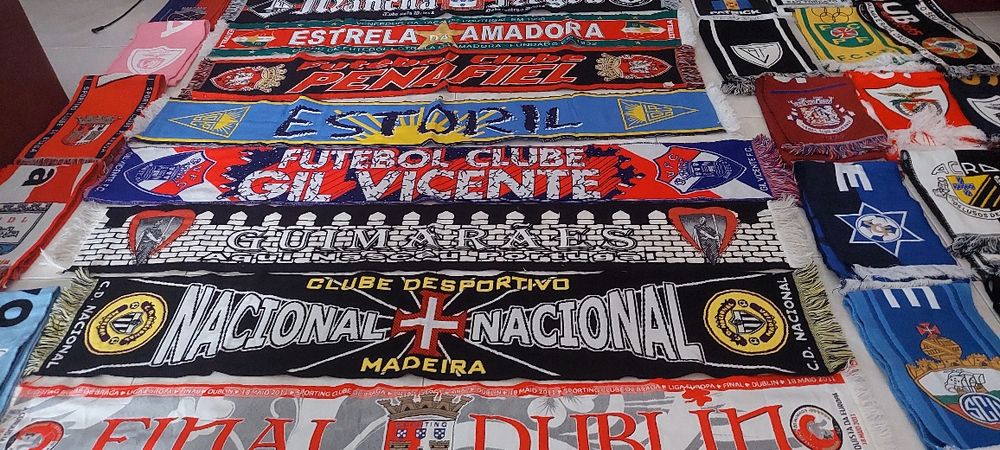 Varios cachecois de varios clubes