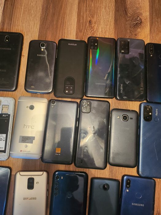 Zestaw uszkodzonych telefonow
