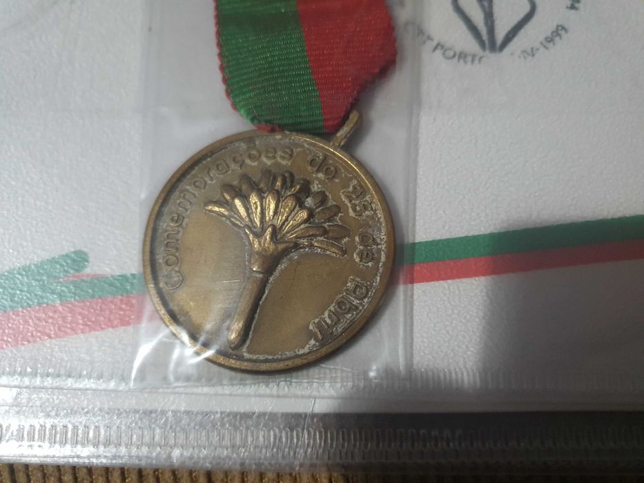 2 medalhas antigas e postal Comemorações 25 de Abril colecção