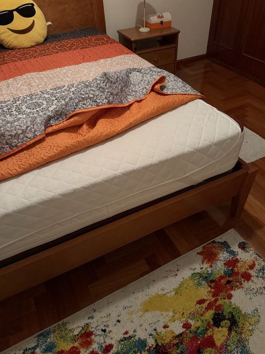 Cama e 2 mesas de cabeceira
