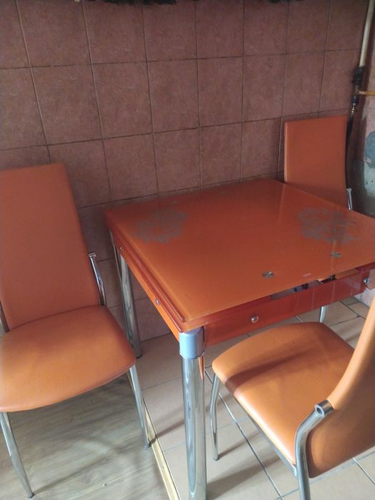 Sliczny stol  rozkladany I 4 krzesla