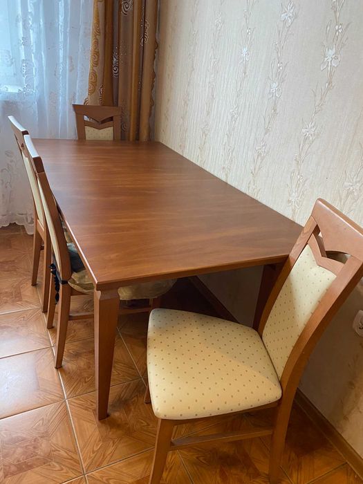 Stół drewniany + 8 krzeseł tapicerowanych – komplet