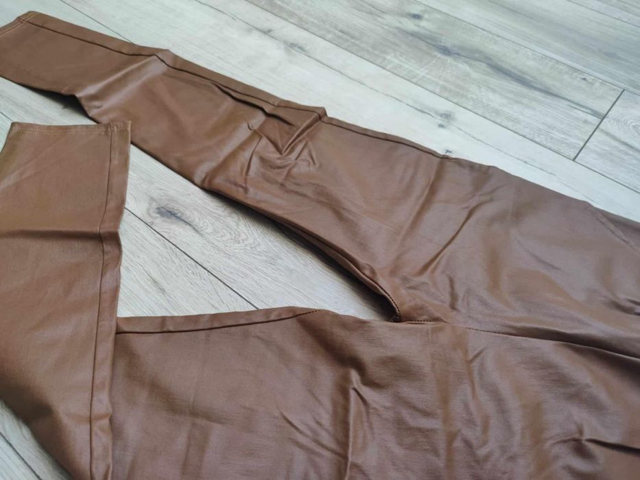 Karmelowe brązowe śliskie spodnie s 36