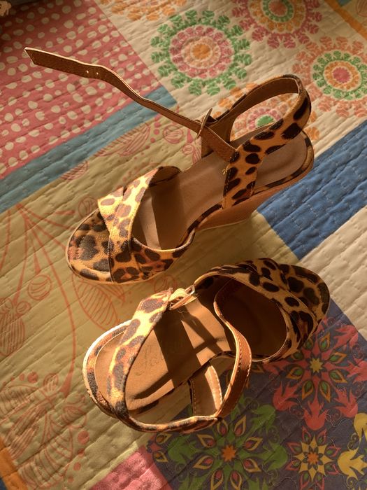 Sandálias padrão tigresa 37 “Saltar” salto de cunha e fivela