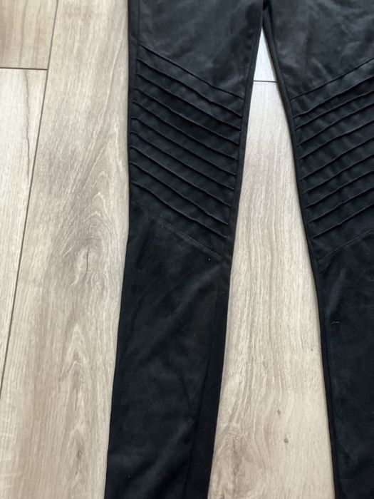 Stylowe, sportowe, czarne legginsy ze wzorami, S/36, poliester/elastan