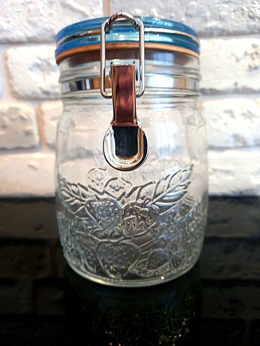 Банка скляна з кришкою.