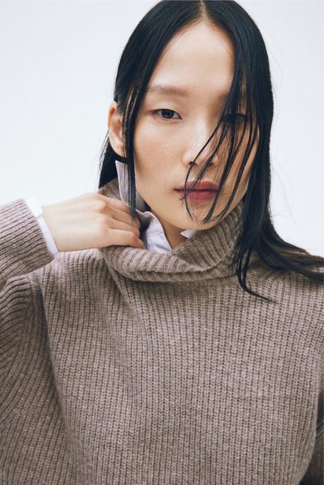 Кремовий джемпер з ребристим коміром