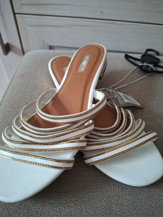 Piękne, eleganckie klapki damskie Primark biało złote 39