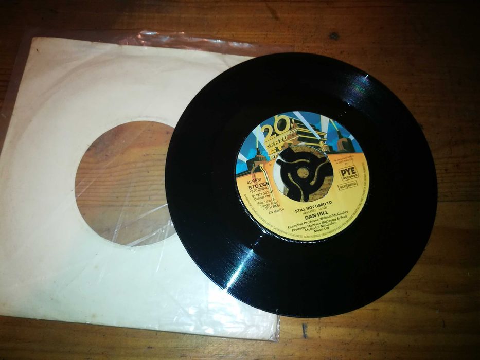 DAN   HILL - Sometimes When We Touch SINGLE64750653045121121