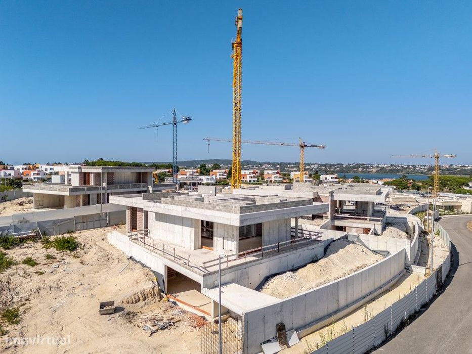 Lote com moradia iniciada junto aos campos de golfe e às praias