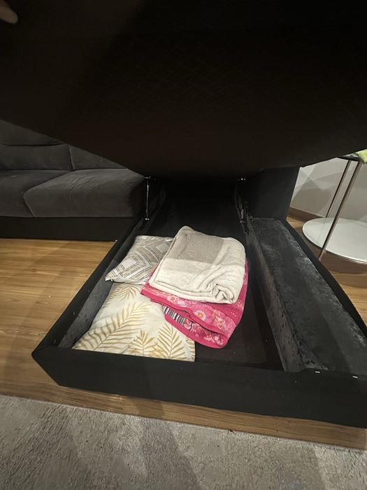 Sofá com chaise longue e 2 puffs