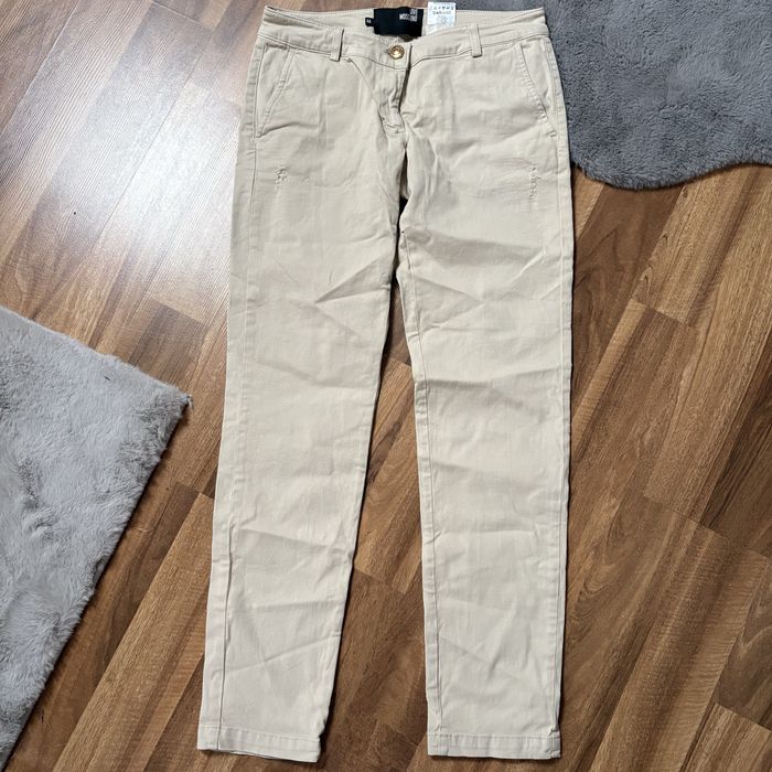 Kremowe spodnie love moschino m/l