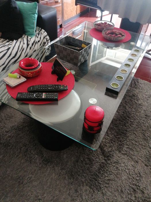 Mesa como nova com dois pouf's64584489321857120