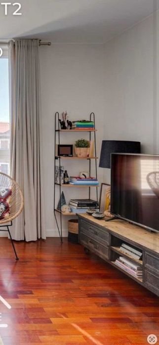 Estante móvel metal e madeira como nova