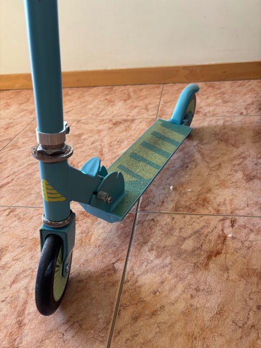 Trotinete azul para criança