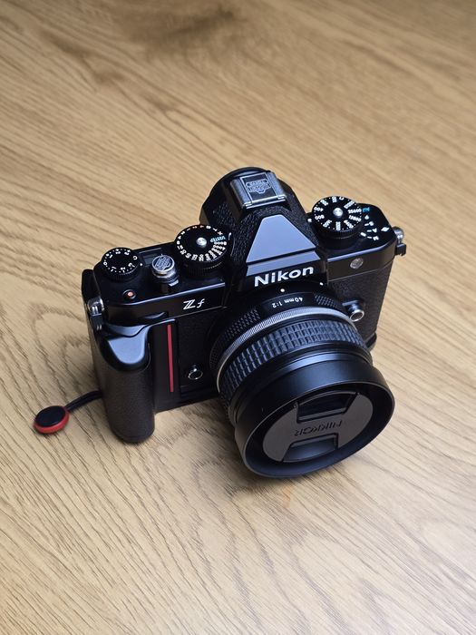 Nikon ZF + 40mm f2 + Punho