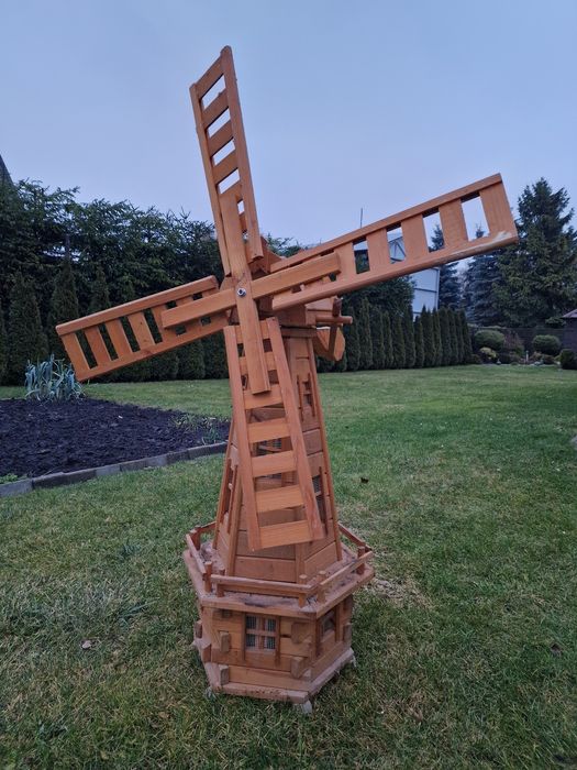 Wiatrak ogrodowy drewniany