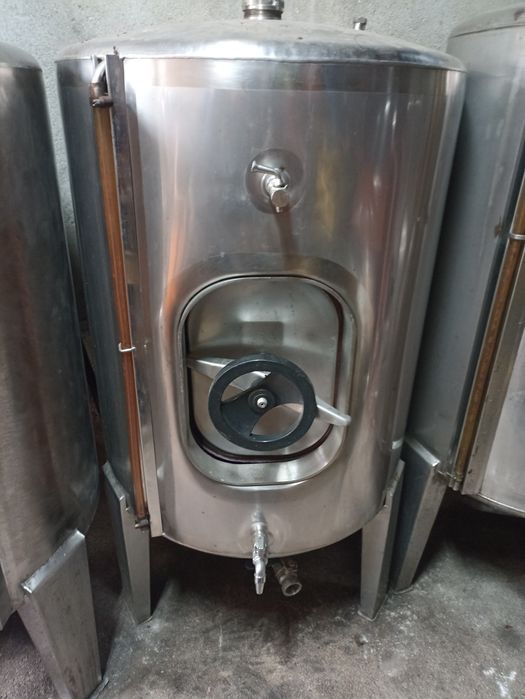 Duas cubas de inox 250 litros.