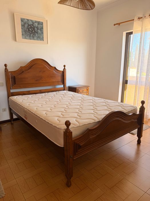 Cama de casal em madeira + colchão + mesas de cabeceira