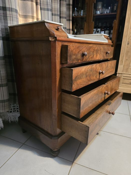 Zabytkowa zadbana komoda