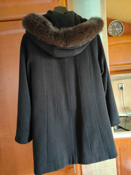 Krótki płaszczyk z kapturem.