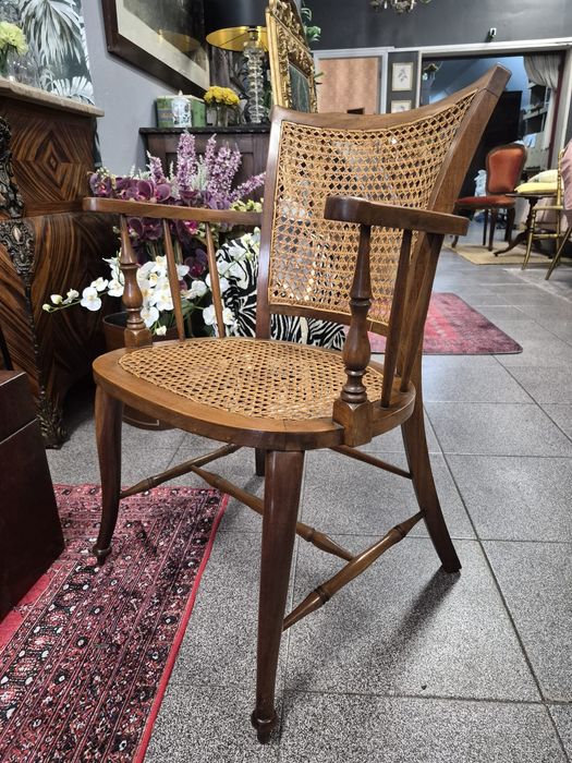 Cadeira clássica com palhinha natural.