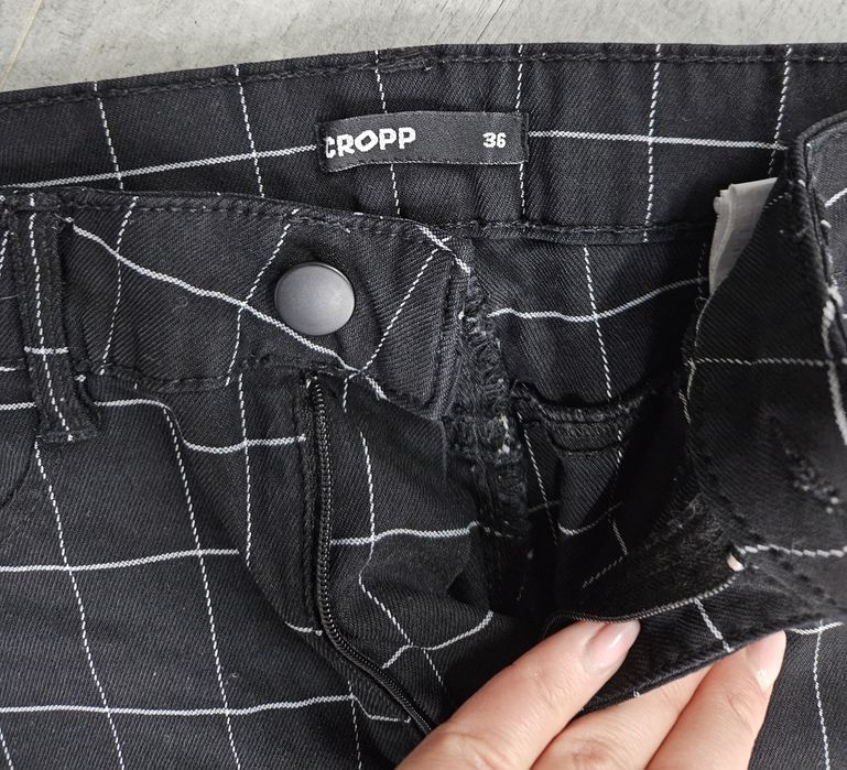 Czarne spodnie w kratę rurki wysoki stan wiskoza Cropp 36