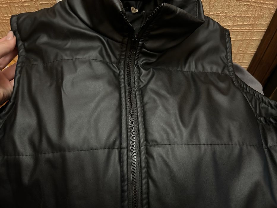 Шкіряна крута жилетка. абсолютна нова