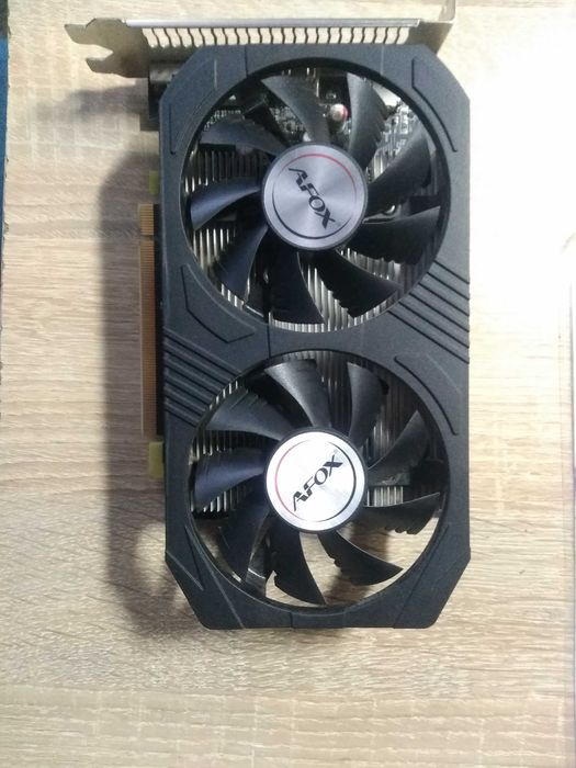 Відеокарта rx 560, 4gb, в використанні 2 роки, в гарному стані є також оригінальна коробка і всі пломби, не розбиралася