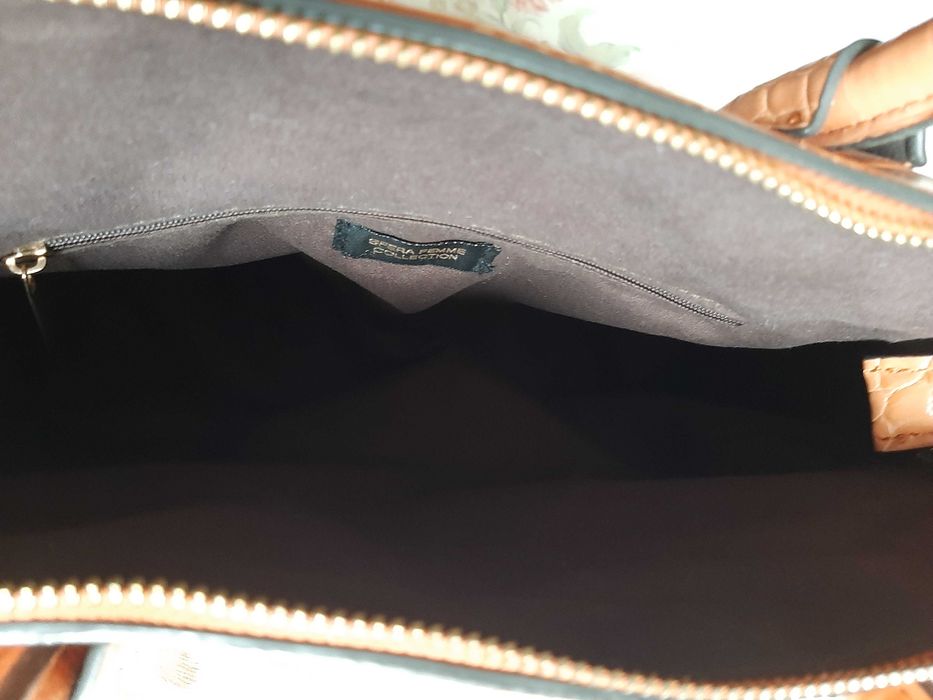 Carteira com pega de mão e alsa a tiracolo de cor salmão