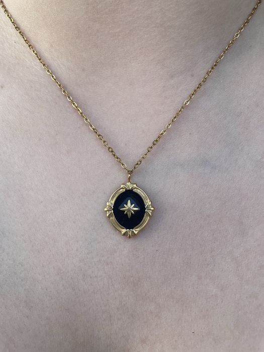 Colar / Fio com medalhão / medalha estilo vintage em preto e dourado